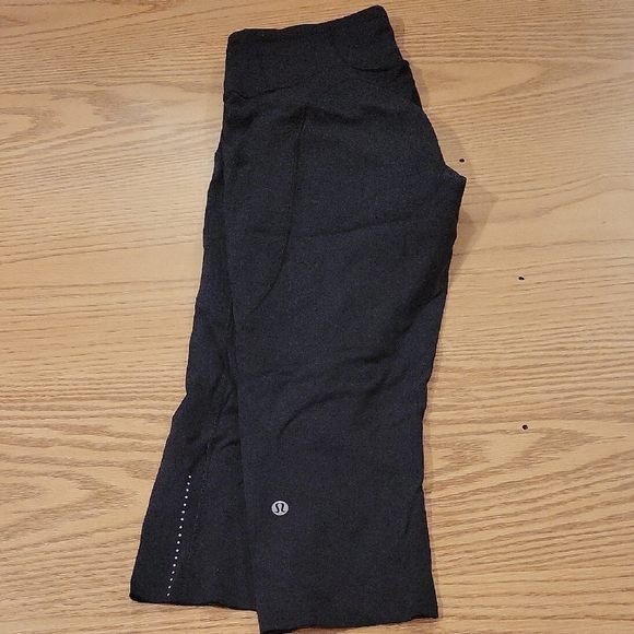 lululemon athletica Cropped Black Leggings Sz 10 - Picture 2 of 6